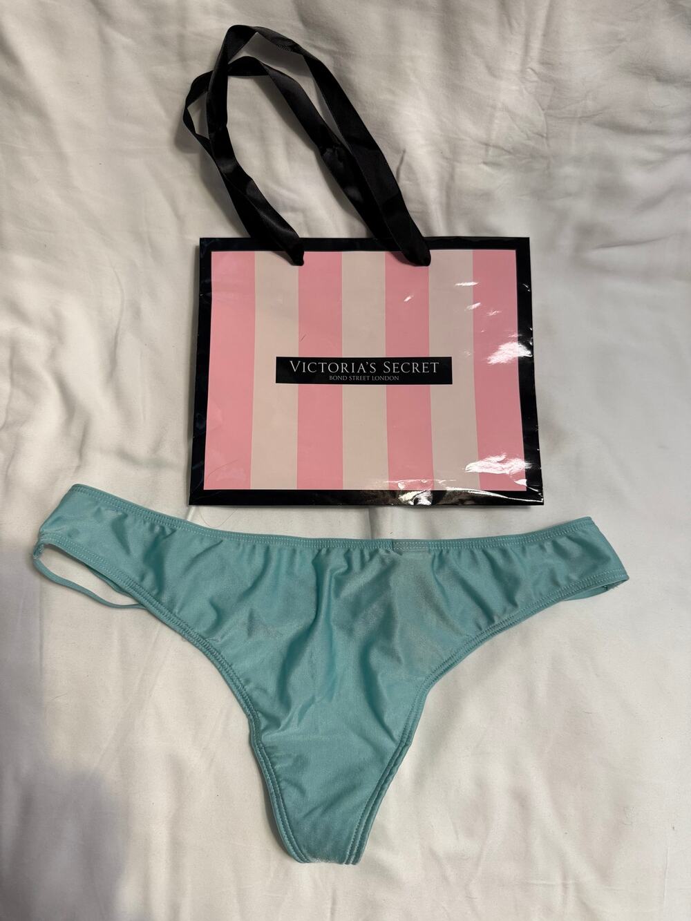 NWT Victoria’s Secret Vintage V-String Thong – Size S